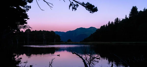 Pittoresco Tramonto Alba Bellissimo Paesaggio Con Cime Illuminate Silhouette Alcune — Foto Stock