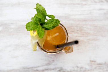 Yukarıdan ahşap zemin üzerinde limon görünümlü şeker kamışı suyu.