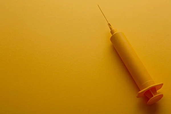 Gele Injectiespuit Gele Achtergrond — Stockfoto