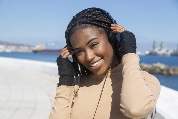 Portrait Beautiful Young Smiling Afro American Woman Headphones Looking Camera — Stock Photo, Image