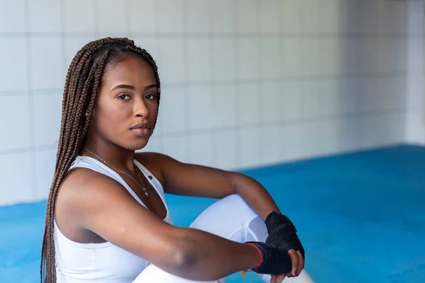 Portrait Beautiful Afro Black Girl Looking Camera Sitting Train Gym — Stock Photo, Image