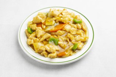 Çin usulü köri soslu tavuk.