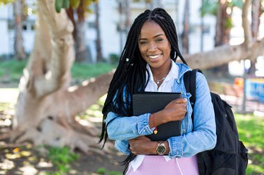 Kameraya bakan güzel afro kızın portresi..