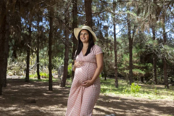 Hermoso Retrato Mujer Embarazada Con Fondo Parque Natural Concepto Maternidad —  Fotos de Stock