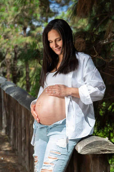 Hermoso Retrato Mujer Embarazada Con Fondo Parque Natural Concepto Maternidad —  Fotos de Stock