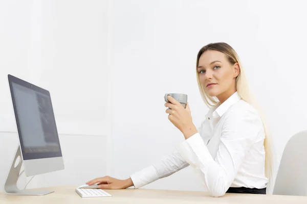 Beautiful Businesswoman Looking Camera Cup Coffee Her Hand — Stock Photo, Image