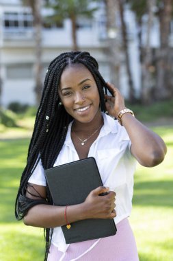 Kameraya bakan güzel afro kızın portresi..