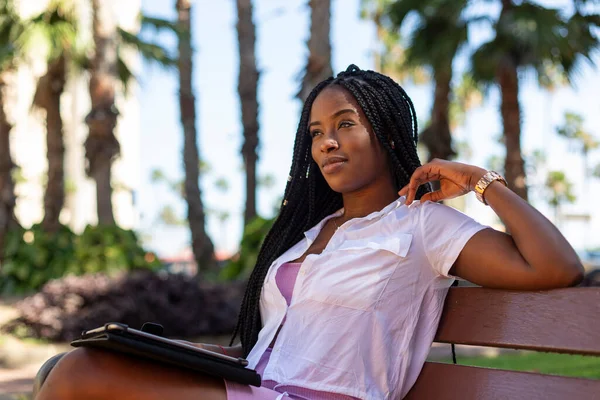 Retrato Hermosa Afro Chica Con Tableta Sentado Banco Del Parque — Foto de Stock