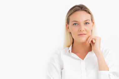 Beyaz arka planda kameraya bakan mavi gözlü güzel beyaz iş kadını..