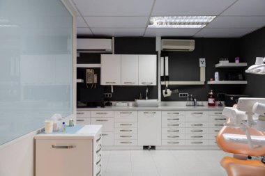 İç dişçi kliniği koyu gri duvarlı..