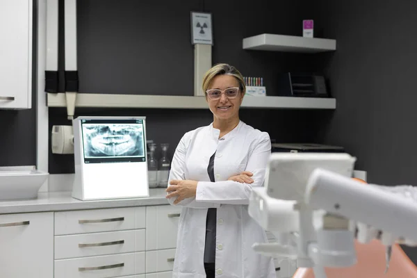 Porträtt Kvinnlig Tandläkare Tittar Kameran Inuti Tandvårdskliniken — Stockfoto