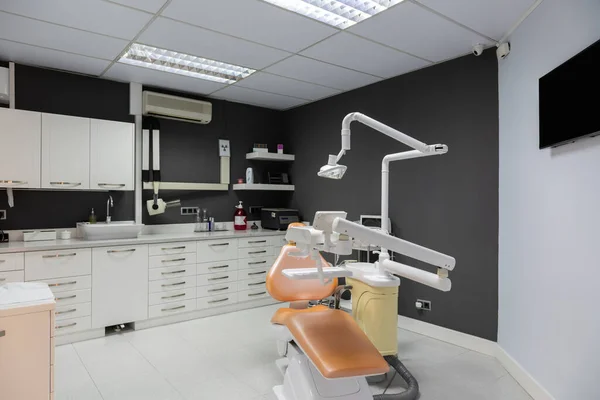 İç dişçi kliniği koyu gri duvarlı..