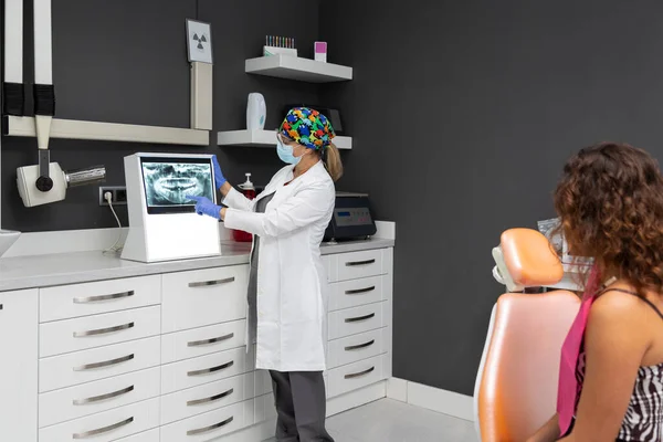 Kvinnlig Tandläkare Visar Tandröntgen För Sin Patient — Stockfoto