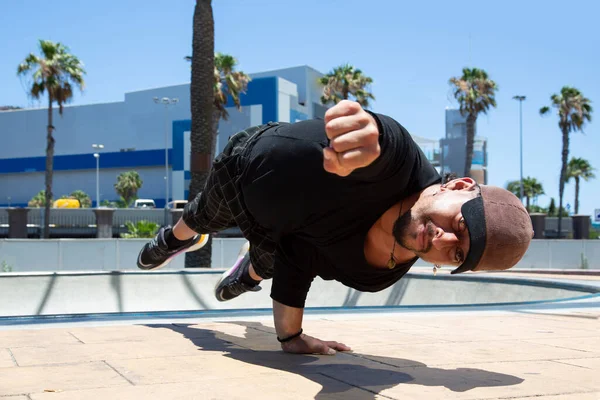 Jovem Latino Homem Urbano Acrobático Dançarino Rua Fazendo Uma Performance — Fotografia de Stock