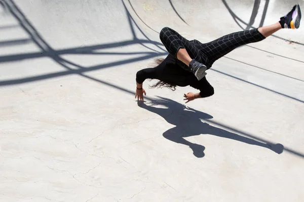 Jeune Homme Latin Exécutant Danse Rue Intérieur Stand Patinage — Photo