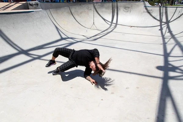 Jovem Latino Realizando Dança Rua Dentro Poço Patinação — Fotografia de Stock