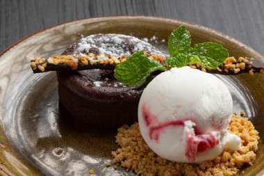 Çikolatalı ve çilekli dondurma.