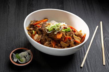 Tayland usulü şekerli biftek ve beyaz pirinç.