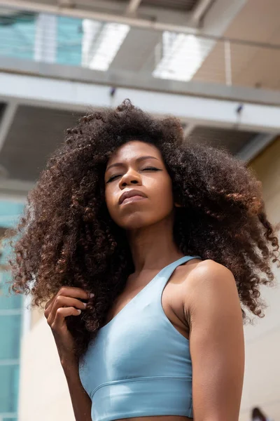 Young Black Woman Closed Eyes Curly Hair Style — Stock Photo, Image