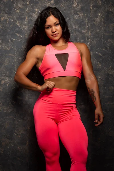 Bella Forte Giovane Atleta Bodybuilder Femminile Posa Fucsia Abbigliamento Sportivo — Foto Stock