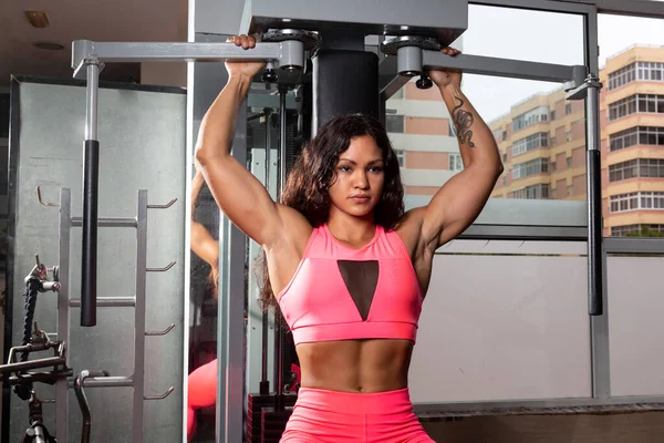 Jeune Athlète Féminine Forte Entraînant Salle Gym — Photo