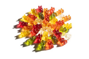 Çok renkli şekerleme ayıcıkları dairesel olarak dizilmiş. Atıştırmak için tatlı jöleler