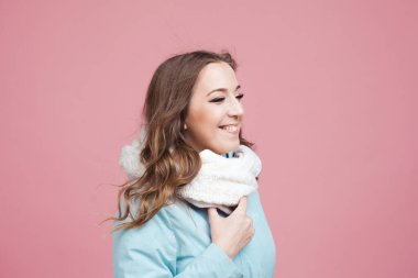 Mavi kışlık ceketli, atkılı, saçları rüzgarda uçuşan hoş bir kadın..