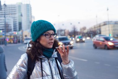 Dijital asistana başvurun, akıllı telefonunuzdaki yapay zeka ile etkileşime geçin.