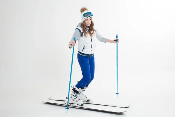 Jeune femme va skier. Manœuvres de skieur sur skis de montagne, photos sur fond blanc dans le Studio, — Photo