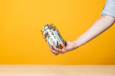 Bankada para, mevduat ve hesap konsepti. Cam bir kavanozda dolar banknotları