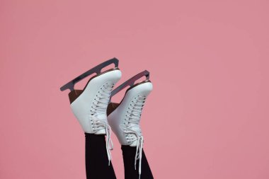 Artistik patinaj bir kış sporudur. Buz patenlerinde kadın ayağı.