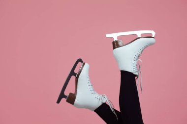 Artistik patinaj bir kış sporudur..