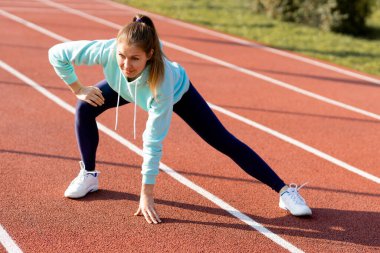 Sokakta antrenman yapan genç bir bayan sporcu sokak platformunda antrenman yapıyor..