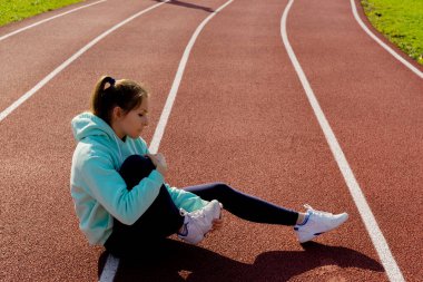 Sokakta antrenman yapan genç bir bayan sporcu sokak platformunda antrenman yapıyor..