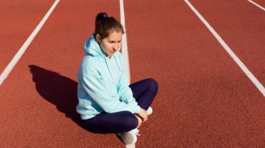 Sokakta antrenman yapan genç bir bayan sporcu sokak platformunda antrenman yapıyor..