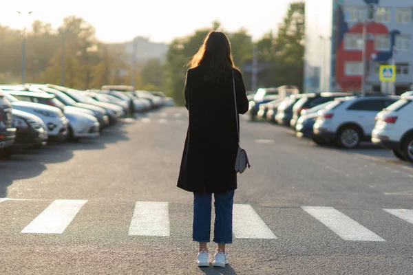 Carsharing, eine junge Frau mit Handy in der Hand in der Nähe des Parkplatzes. — Stockfoto
