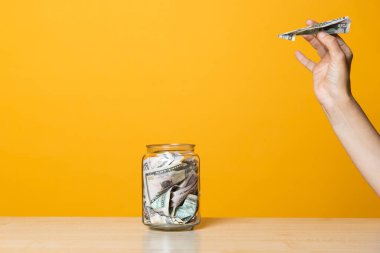 Para transferleri, döviz hesabına depozitler. Bankanın yakınındaki bir bankadan alınmış bir uçakla el ele.,