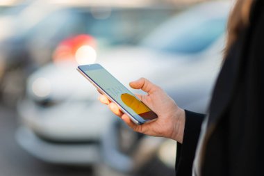 Akıllı telefonundaki mobil uygulamayı kullanarak bir taksi çağır..