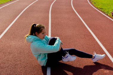 Sokakta antrenman yapan genç bir bayan sporcu sokak platformunda antrenman yapıyor..