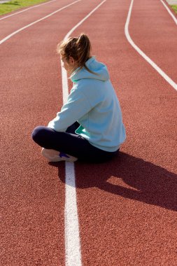 Sokakta antrenman yapan genç bir bayan sporcu sokak platformunda antrenman yapıyor..
