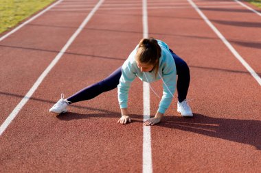 Sokakta antrenman yapan genç bir bayan sporcu sokak platformunda antrenman yapıyor..