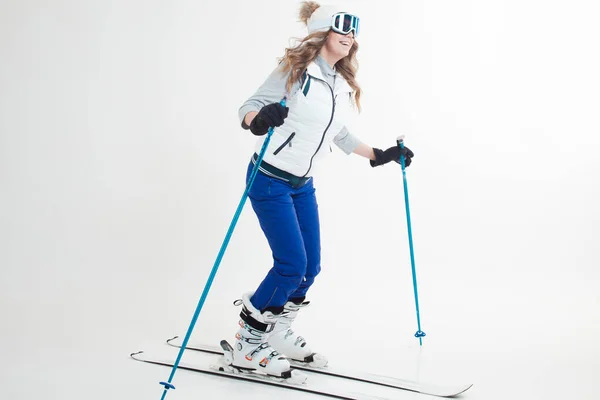 Jonge vrouw gaat skiën. Skiër manoeuvres op ski 's, foto' s op een witte achtergrond in de Studio, — Stockfoto