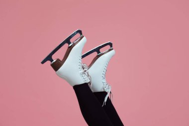 Artistik patinaj bir kış sporudur. Buz patenlerinde kadın ayağı.