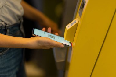 ATM akıllı telefondan QR kodunu okuyor, yakın plan..