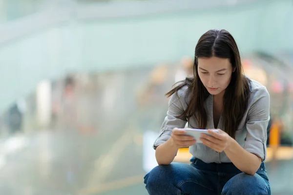 Young woman uses a smartphone to work and communicate, a freelance blogger's lifestyle. — Stock Photo, Image