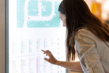 Alışveriş merkezindeki seyrüsefer bilgi paneli, mağazaların yerleşim planıyla birlikte bina planı.