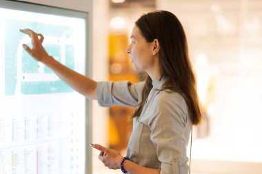 Gerekli mağaza satışını arayın ve alışveriş merkezine gidin..