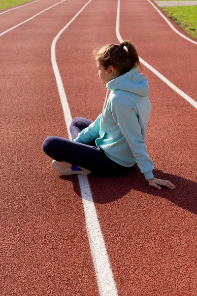 Açık hava fitness, halka açık spor sahası. Genç bir sporcu kadın sokakta egzersiz yapıyor.,