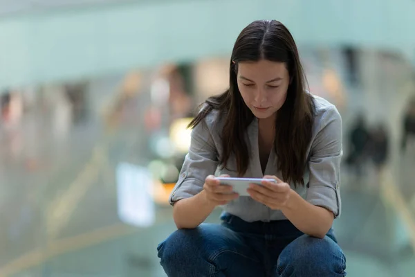 Young woman uses a smartphone to work and communicate, a freelance blogger's lifestyle. — Stock Photo, Image