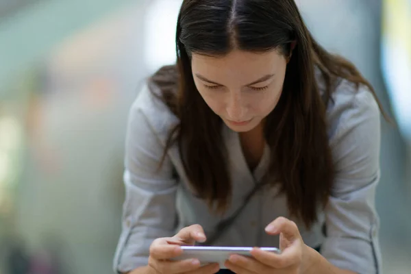 Νεαρή γυναίκα χρησιμοποιεί ένα smartphone για να εργαστεί και να επικοινωνήσει, τρόπος ζωής ενός ανεξάρτητου blogger. — Φωτογραφία Αρχείου